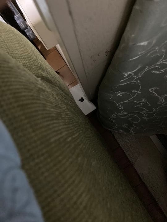 ソファを止めてたiPhoneの箱