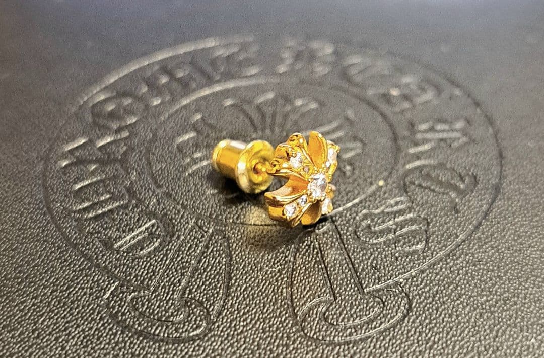 CHROME HEARTS CHプラス スタッド ピアス 22K パヴェ 片耳