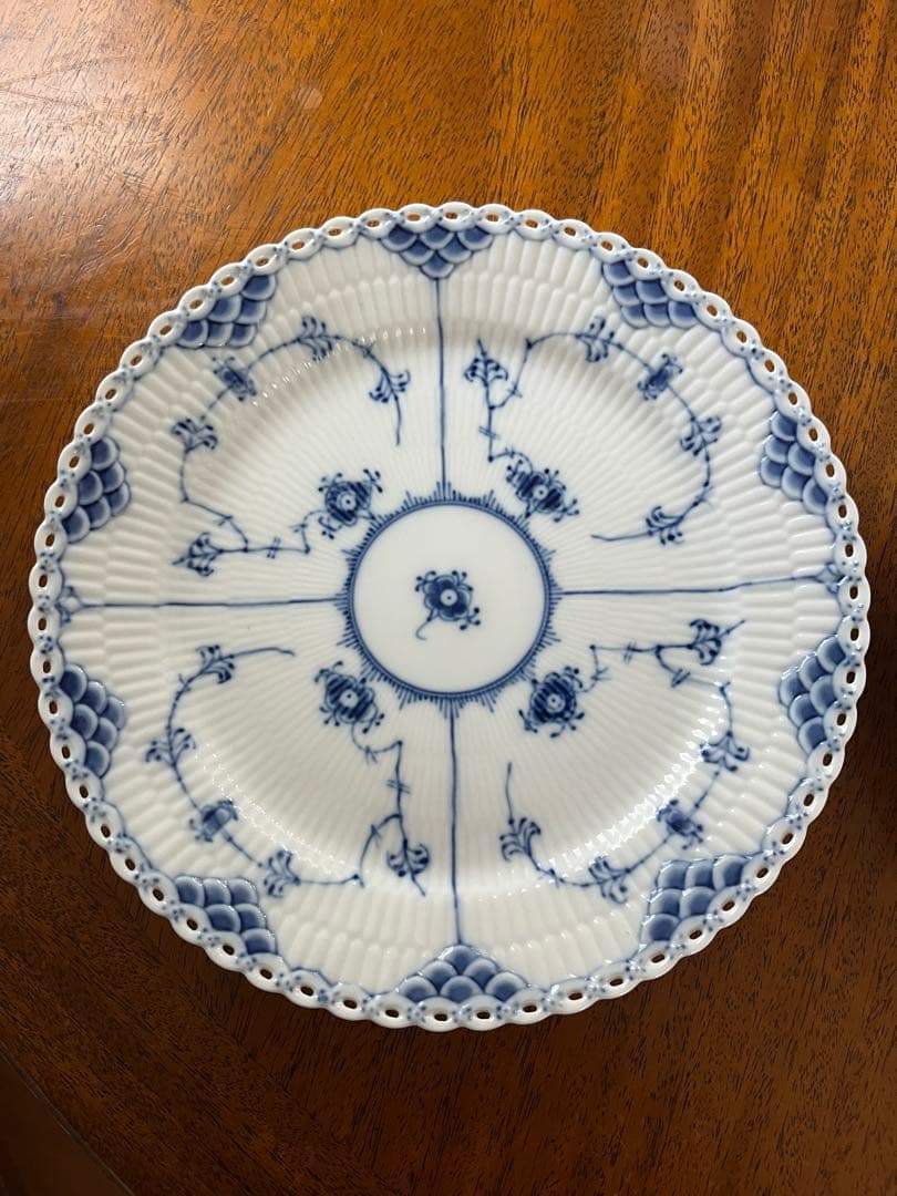 美品　ロイヤルコペンハーゲンブルーフルーテッドフルレース25cmプレート