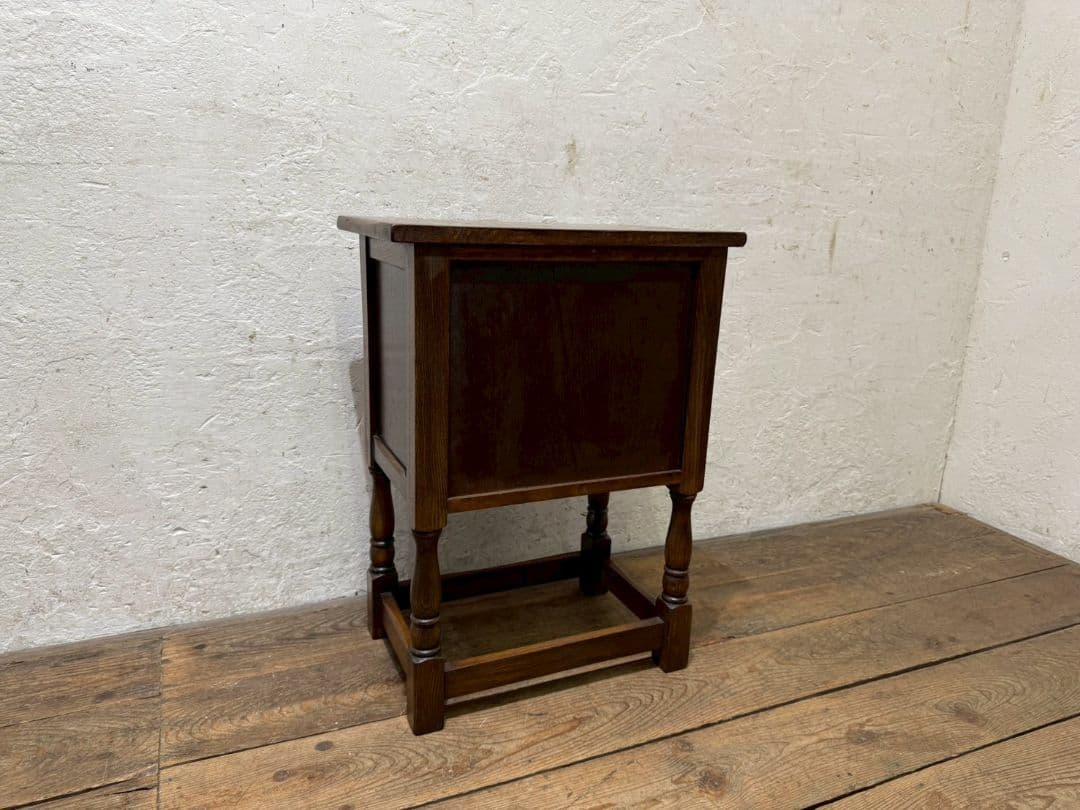 1150 クラシカルなデザインのチェスト　サイドテーブル　アンティーク調　洋家具