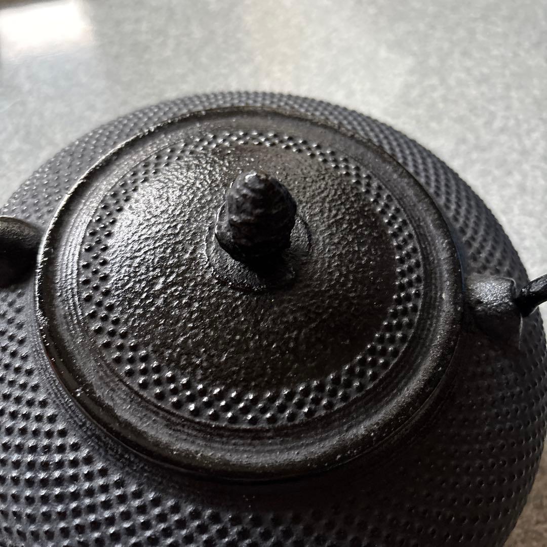 黒い点状模様の大きな鉄瓶、鉄器 18×20×20cm