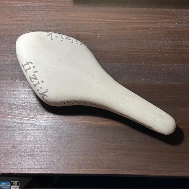 軽量フィジーク　アリオネ ホワイト　カーボンレール MINI様