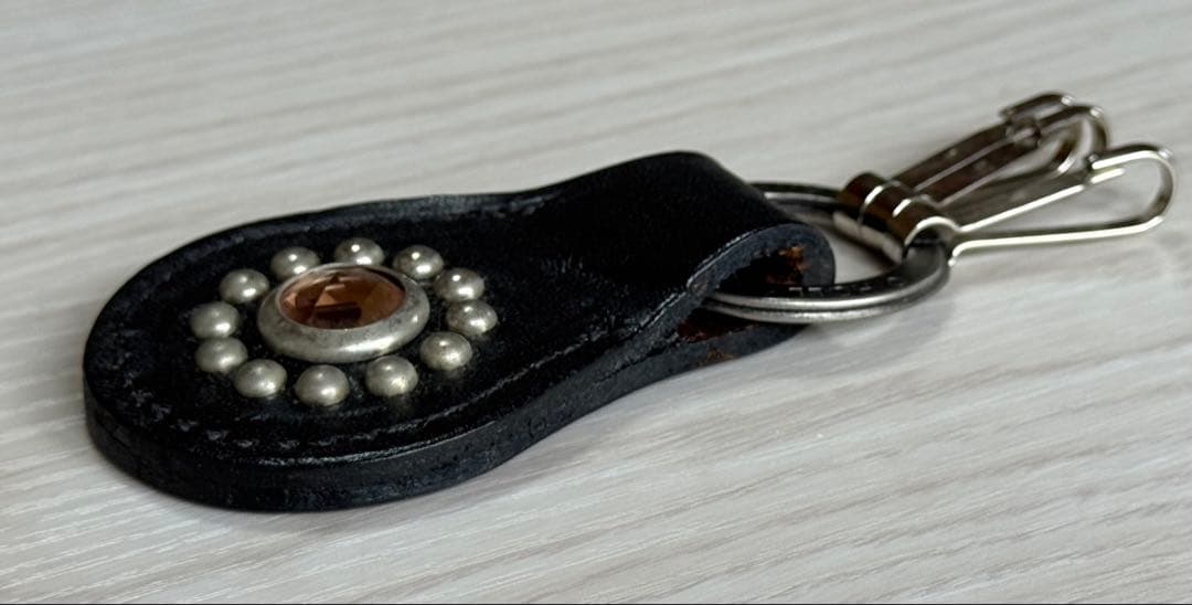 HTC タグキーホルダー ピンクストーン ブラック N&J 付き