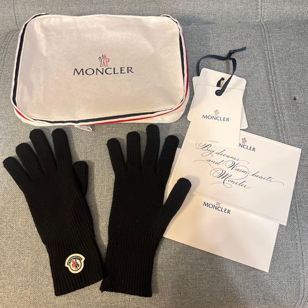 MONCLER ブラック手袋 ロゴパッチ付き