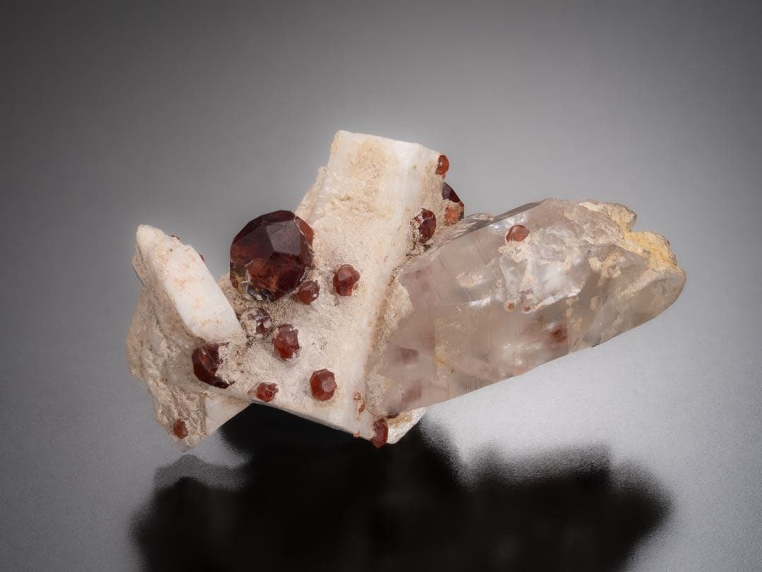 【結晶が美しい】ガーネットinクォーツ フェルドスパー 32×18×14mm