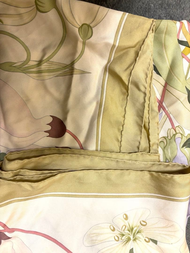 エルメス　HERMES 90カレ　スカーフ　ギリシャの花　花柄　大判 シルク