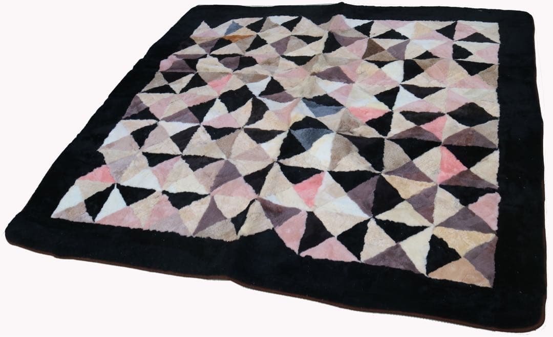 ムートンラグ ・カーペット　約175x175cm 多色三角形パターン