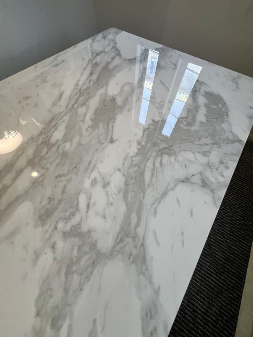 美品　クレモナダイニングテーブル　（ホワイトマーブル　大理石調柄）
