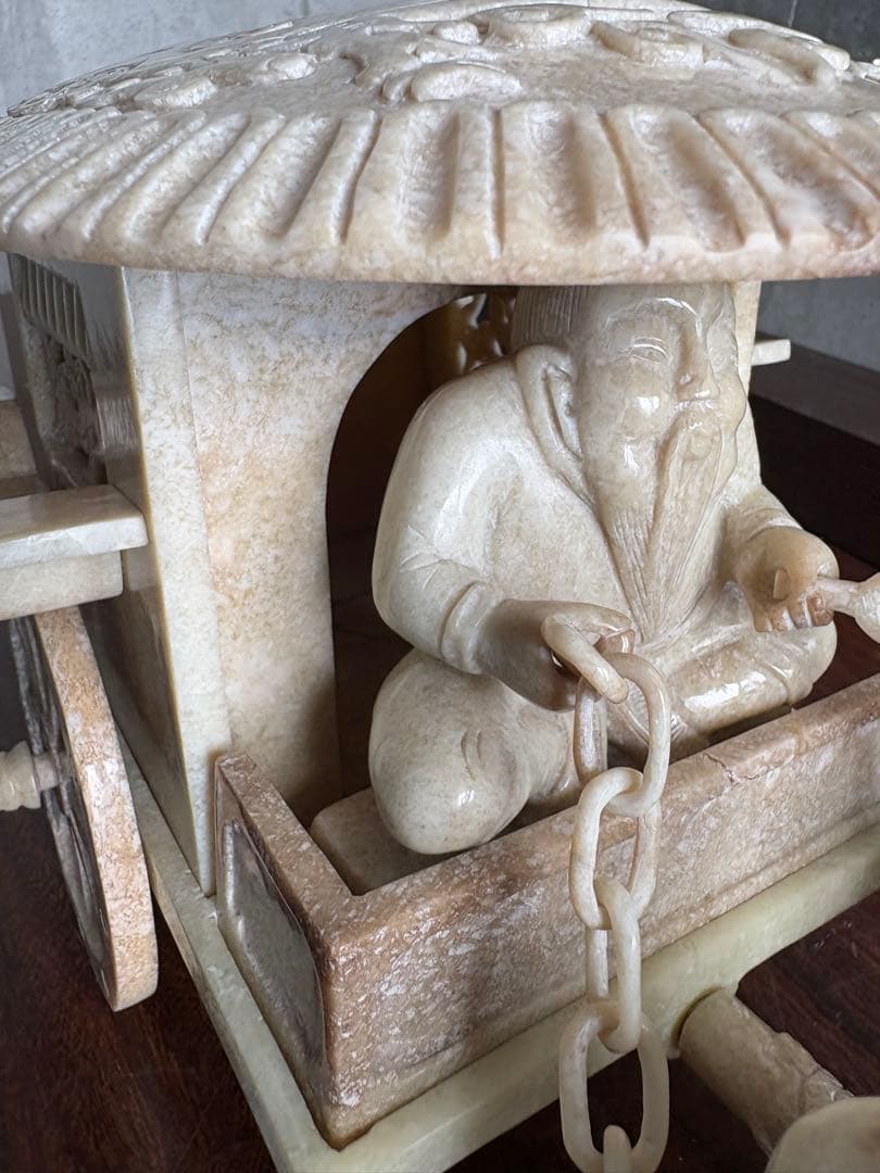 ジブリ⭐︎石？玉？の大きな中国的置物　馴鹿車？