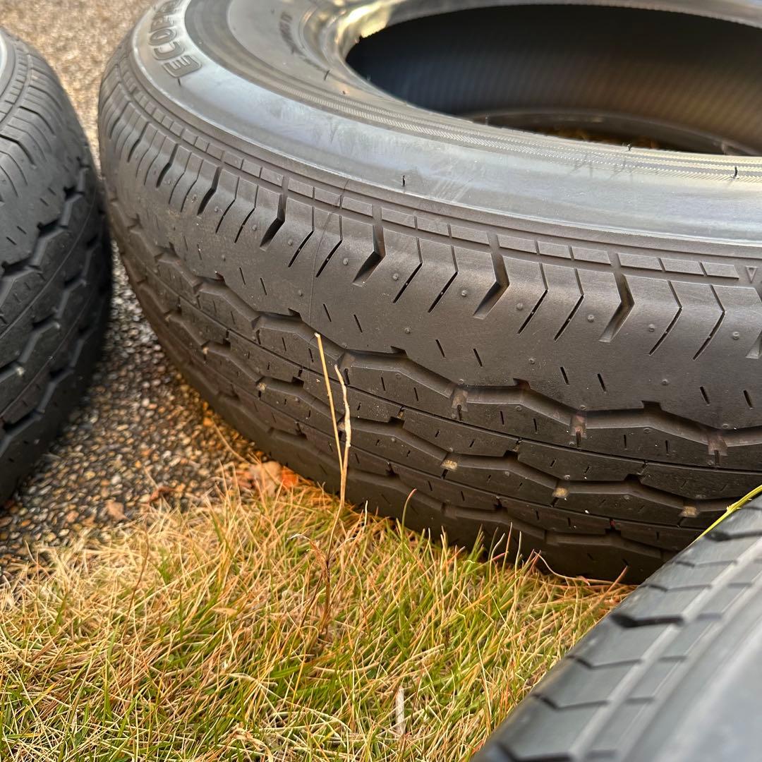 ハイエース　純正タイヤ4本セット　新車外し