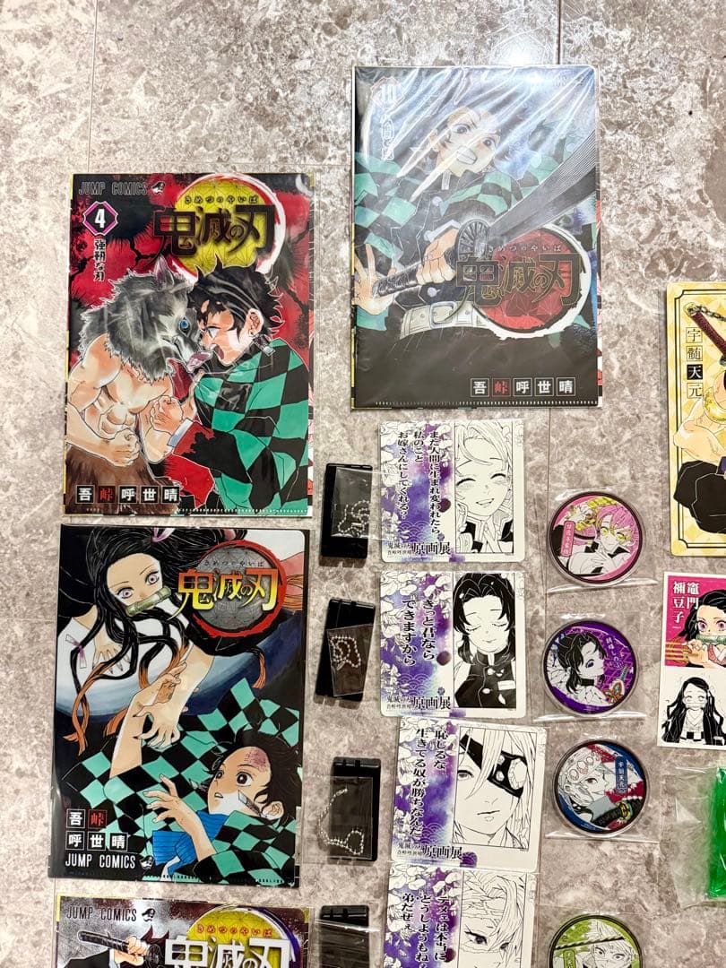 鬼滅の刃　原画展　アクリルフィギュア　マグネットステッカー　コレクション缶バッジ
