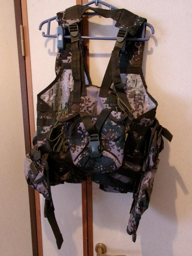 未使用　中国軍　06式　デジタル迷彩　タクティカルベスト　マガジンポーチ