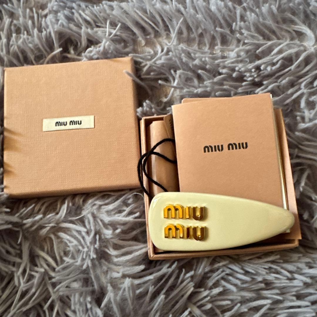 miu miu パテントレザー バレッタ アイボリー ヘアクリップ 正規品 美品