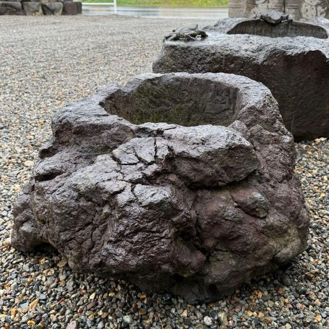 溶岩石の植木鉢、岩鉢。