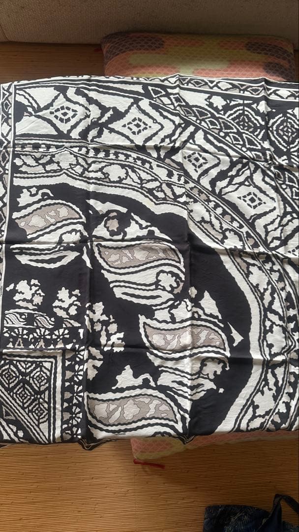 LEONARD モノクロ幾何学模様スカーフ