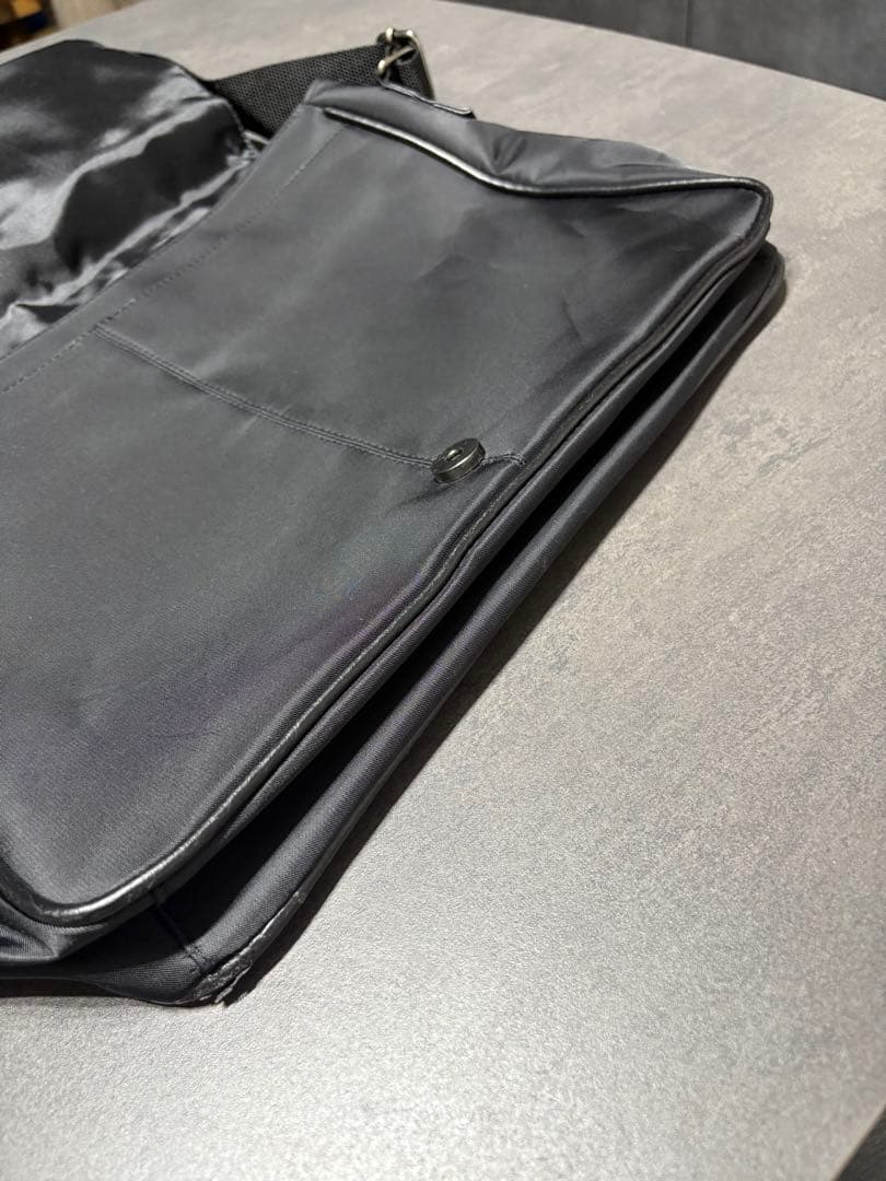 ☆男女兼用☆GIORGIO ARMANI メッセンジャーバッグ　レザーA4収納