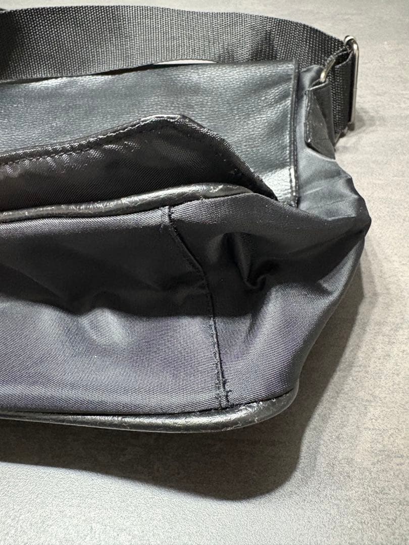 ☆男女兼用☆GIORGIO ARMANI メッセンジャーバッグ　レザーA4収納