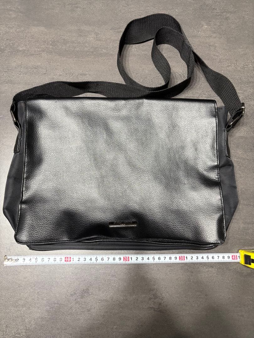 ☆男女兼用☆GIORGIO ARMANI メッセンジャーバッグ　レザーA4収納