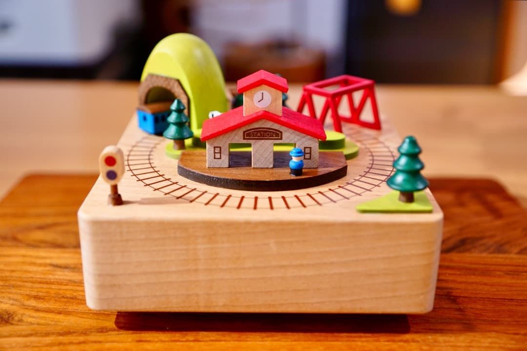 【美品】「木製ジオラマオルゴール」特注アクリルケース付／♬「線路は続くよ」