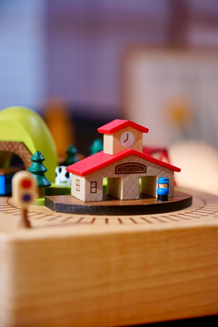 【美品】「木製ジオラマオルゴール」特注アクリルケース付／♬「線路は続くよ」