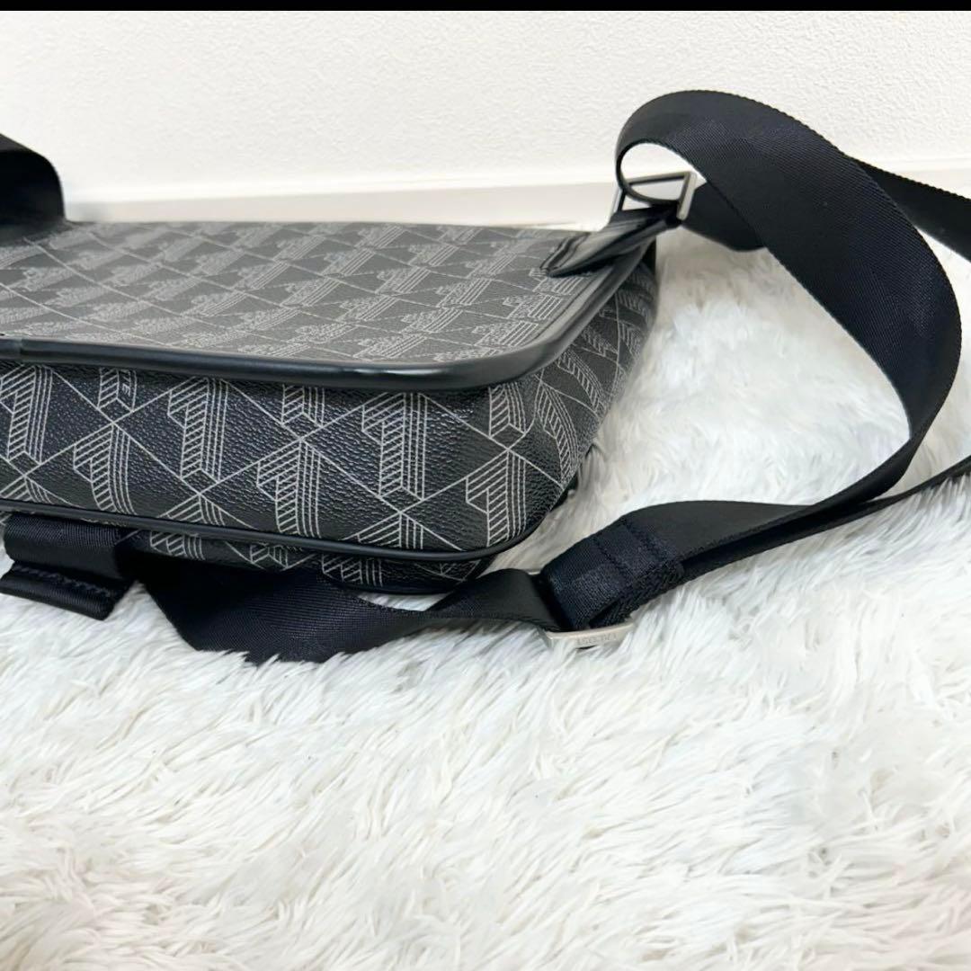 LACOSTE ザブレンド モノグラムフラップメッセンジャーバッグ