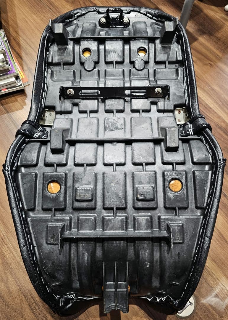 カワサキ　バリオス　バリオス1型　特注オーダー　　チョビ三段シート　カワサキ刺繍