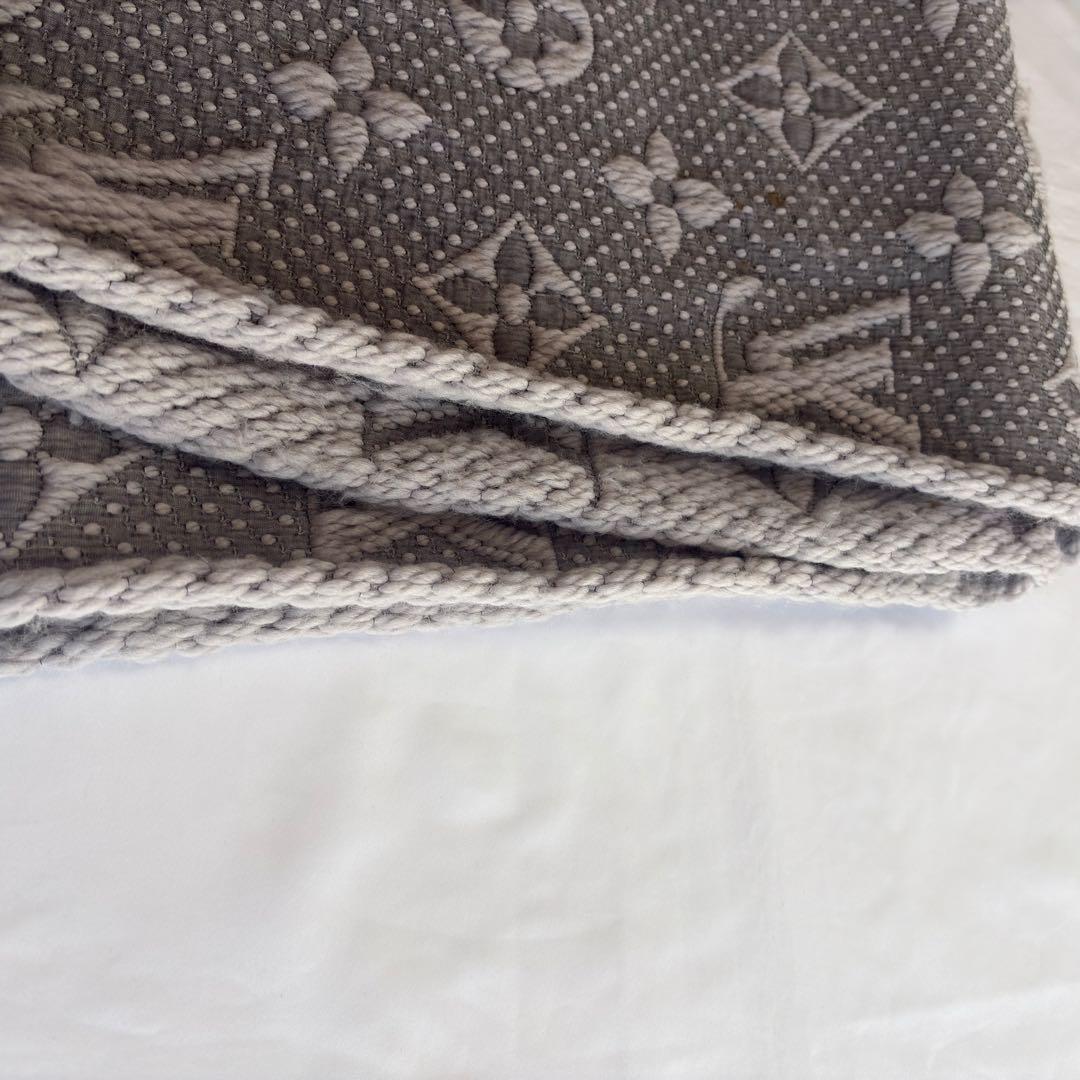 LOUIS VUITTON　モノグラムマフラー 　ライトグレー