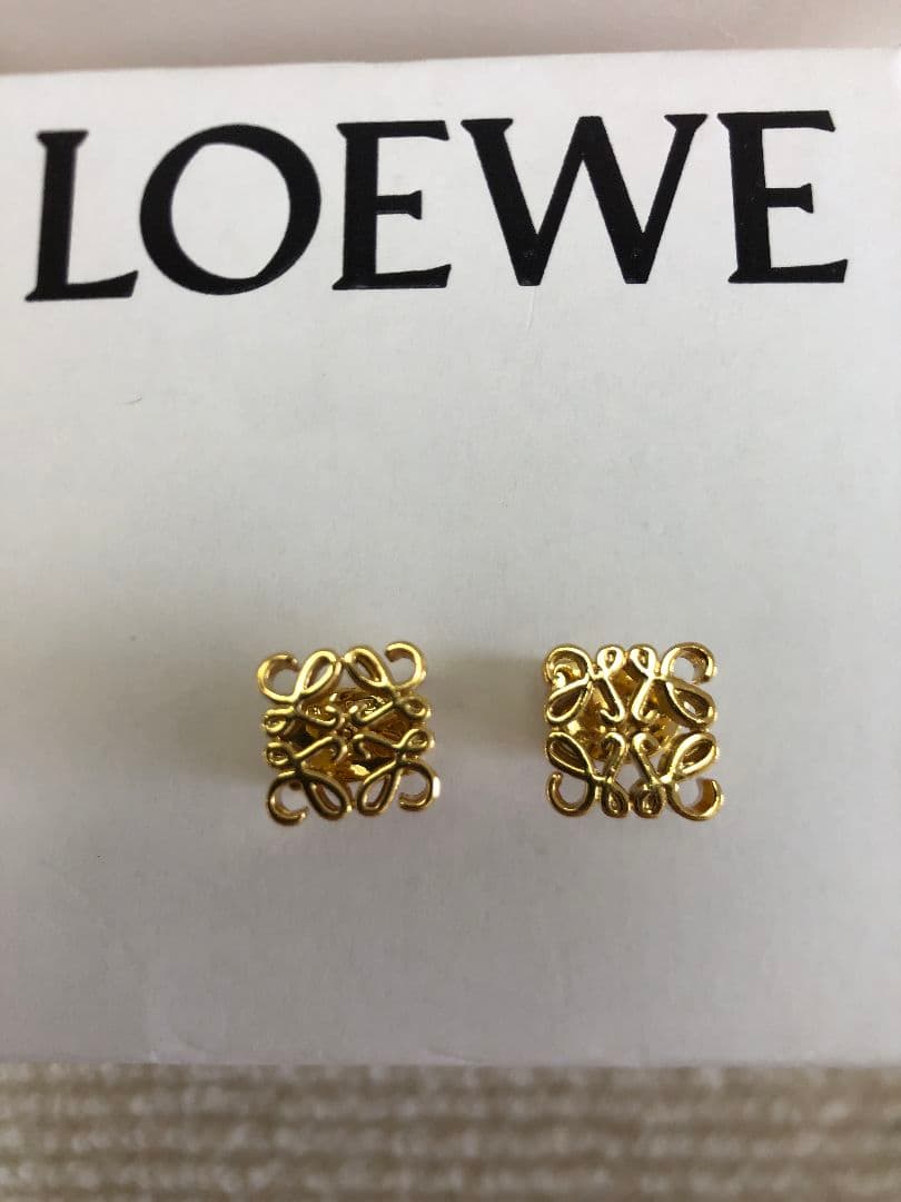 LOEWE ロエベ　ゴールド　ピアス　上品　ロゴ　ファッション