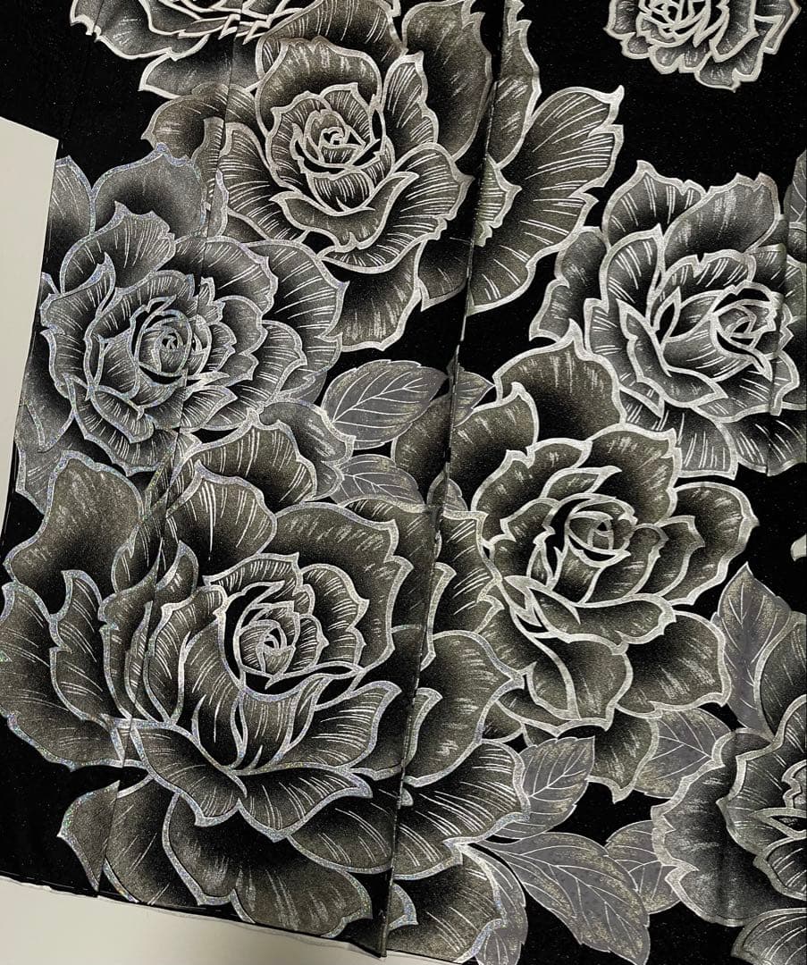 豪華絢爛金彩振袖【振袖・訪問着に◆薔薇】薔薇 黒 銀 白