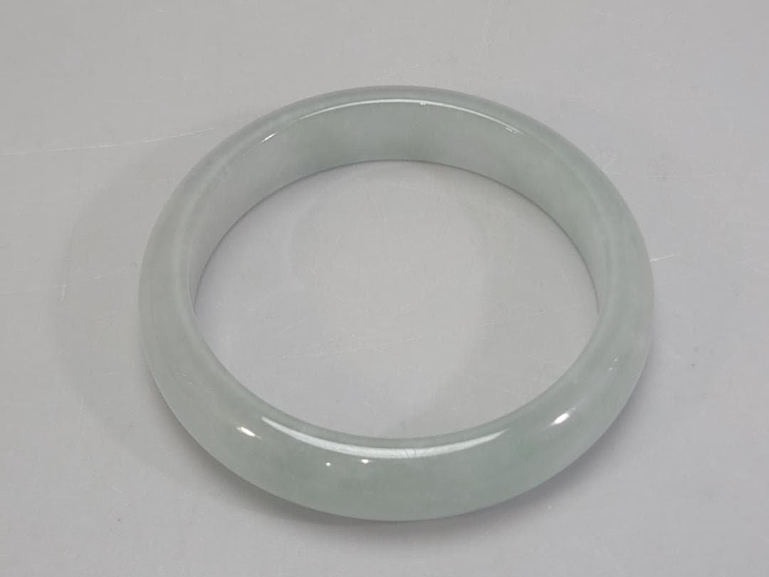 翡翠製 淡い緑色バングル