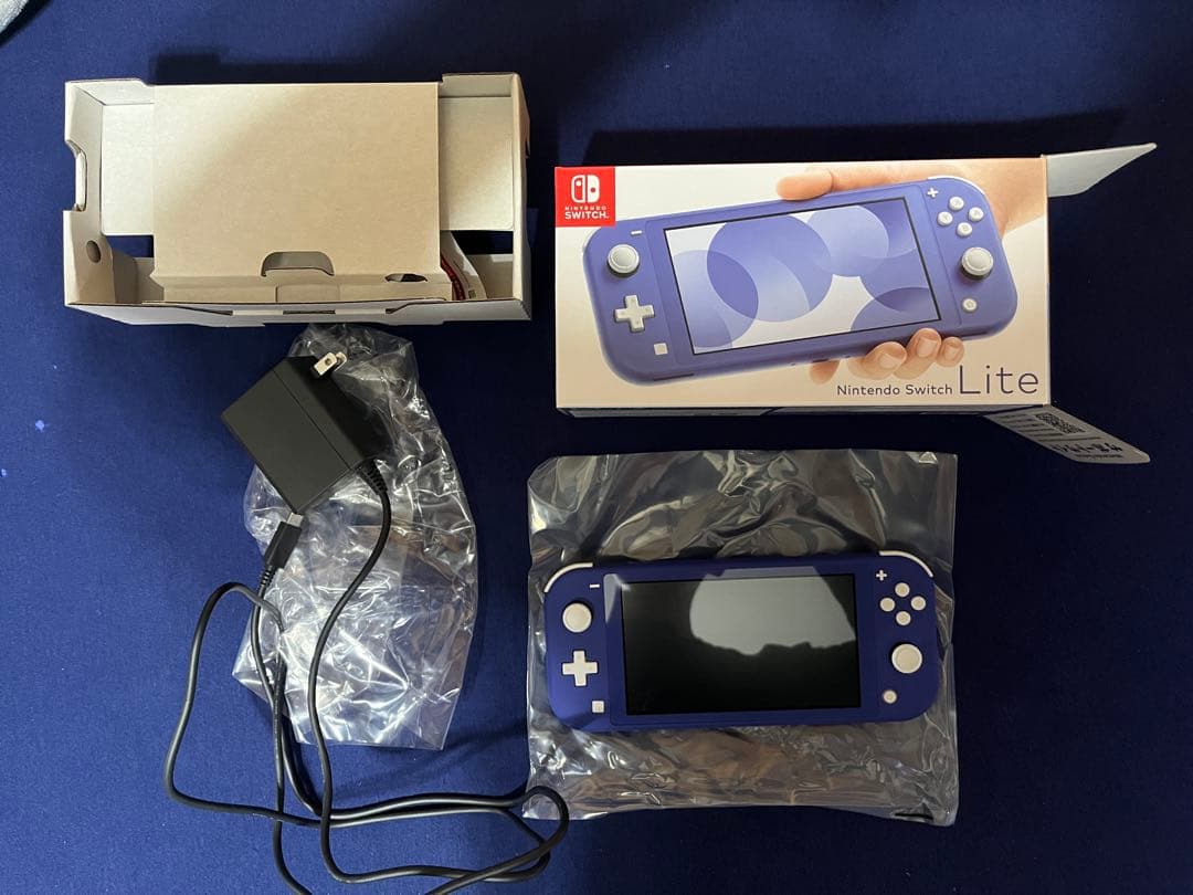 S*u様 【美品】Switch Nintendo Lite ブルー