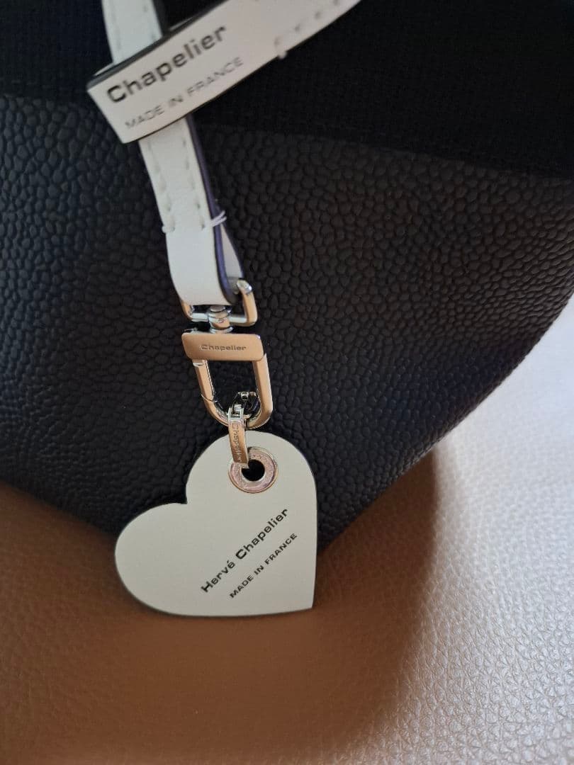 エルベシャプリエ 　122L 　レザー　チャーム 　ハート