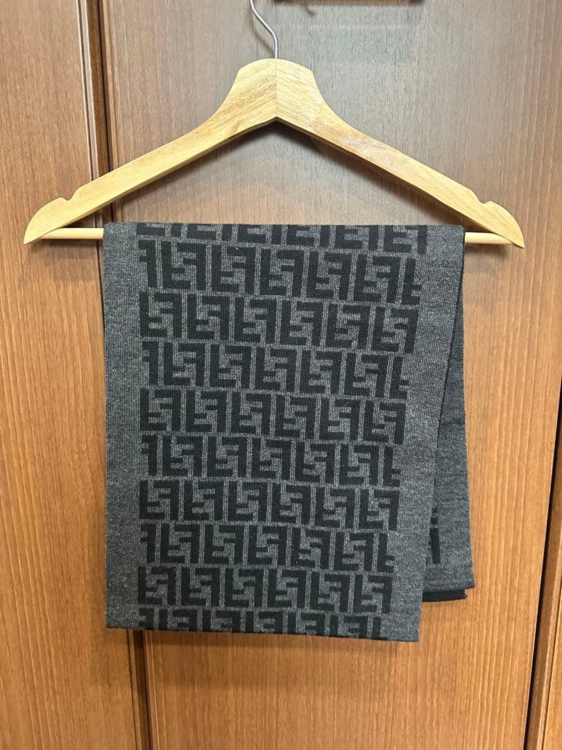 タイムセール！オシャレ！かっこいい！　FENDI ロゴ　ウールマフラー