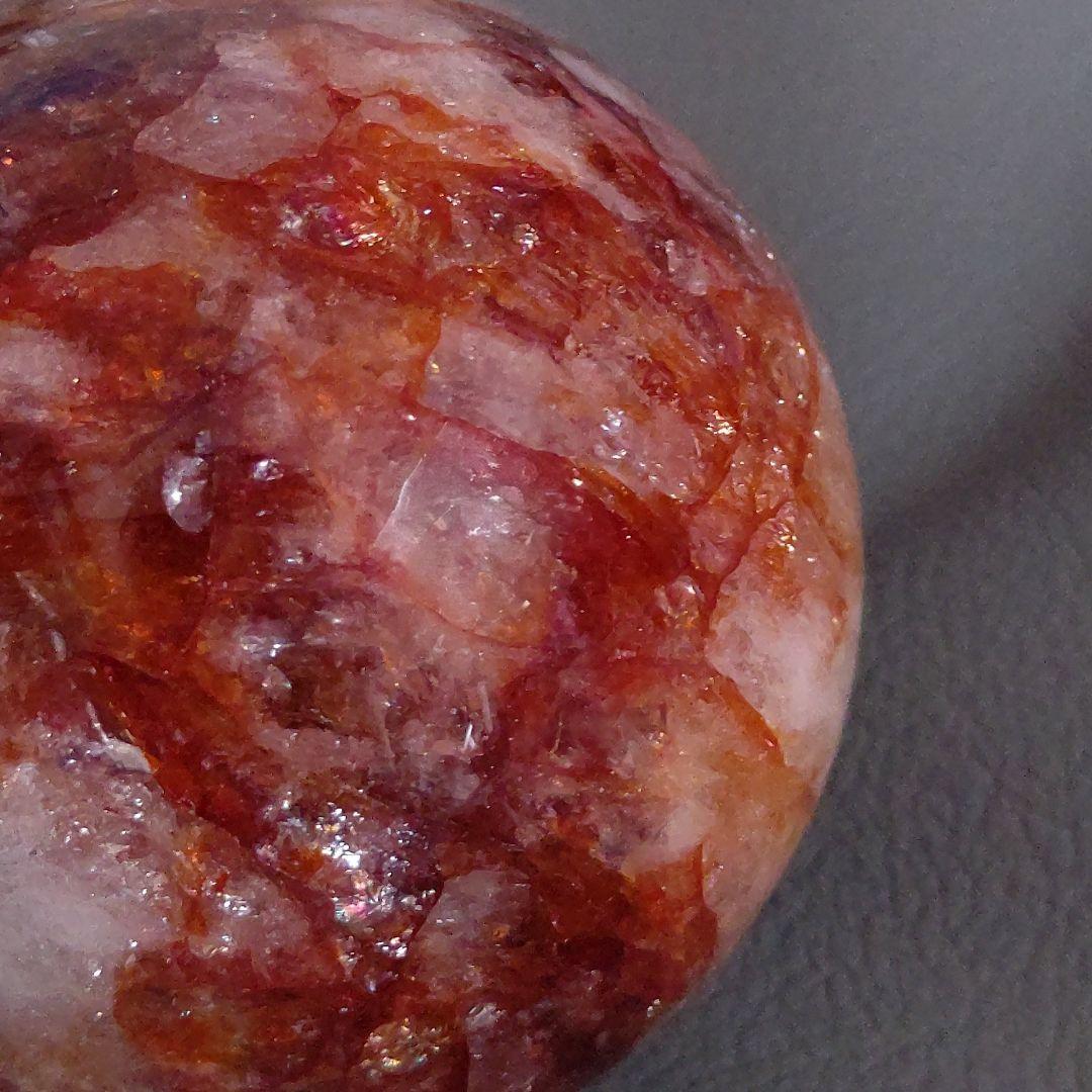 虹まみれ♡　レッドファイアクォーツ　スフィア　丸玉　天然石　台座付き　6.8cm