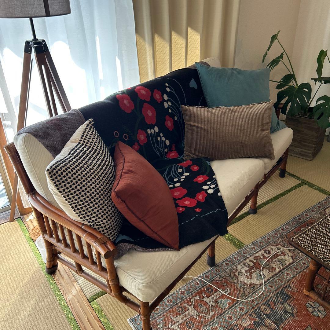 ラタンソファ　クッション付き　多少汚れあり　馬場クリーム色の2人掛けソファ