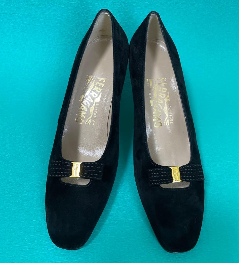 Ferragamo 黒 スエード パンプス