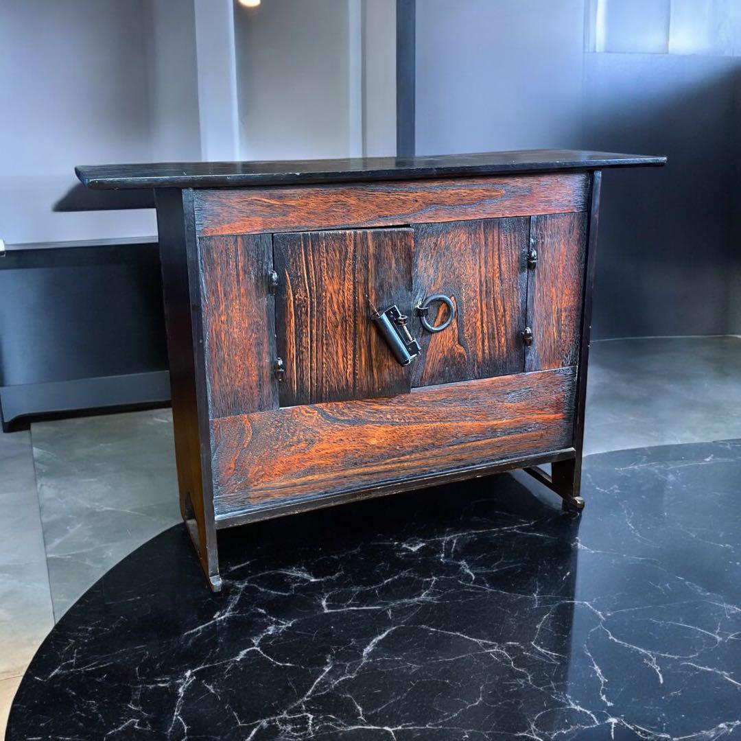 雰囲気のよいアンティーク家具★飾り棚　箪笥　時代物の錠前付き