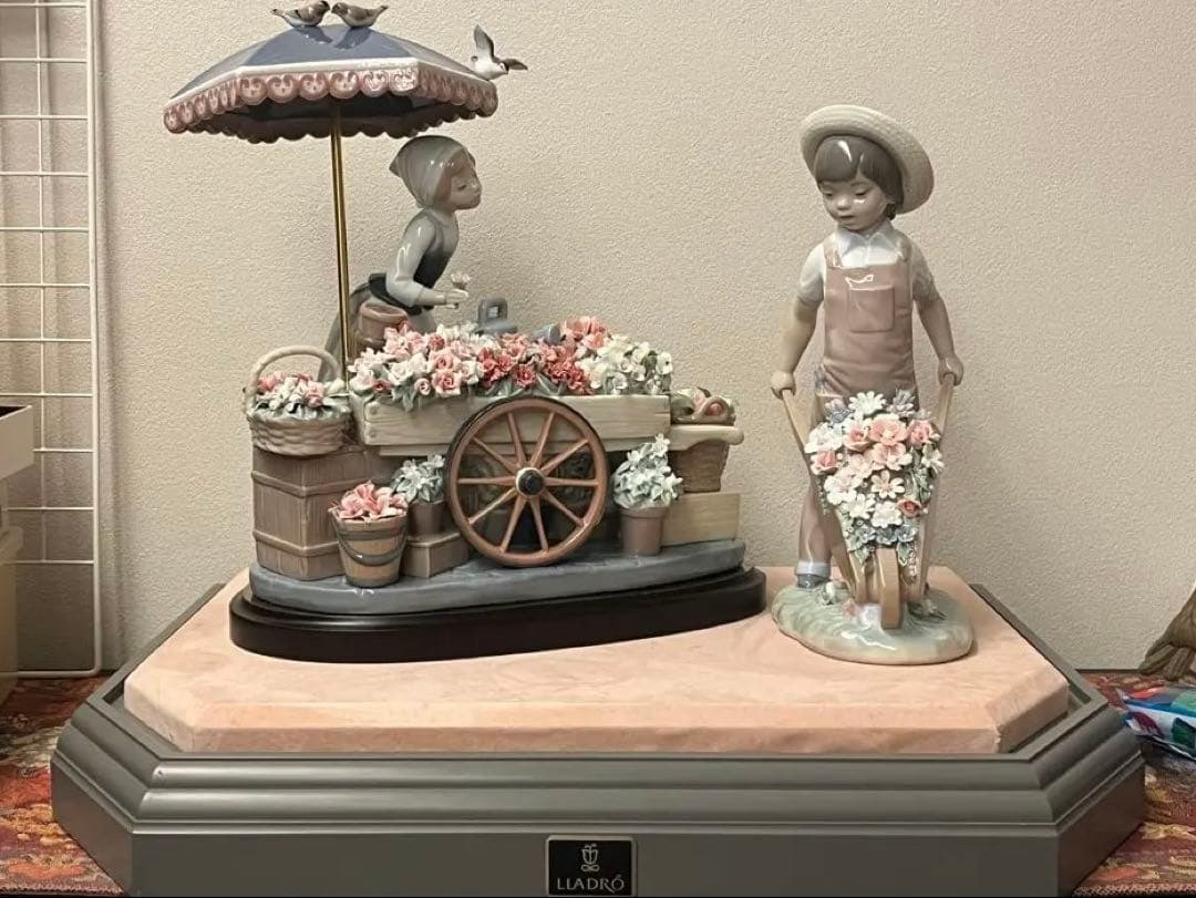 リヤドロ　公園通りの花屋さん　男の子　2点　（公式ガラスケース付）