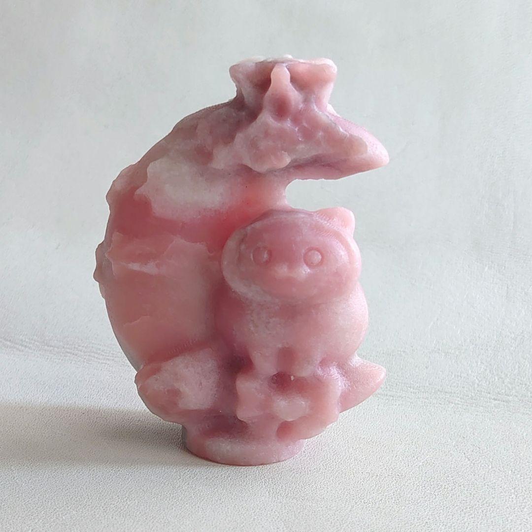 月に座るネコ　ピンクオパール置物　素敵な逸品