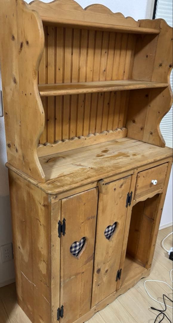 カントリー風木製シェルフ ハート型扉付き