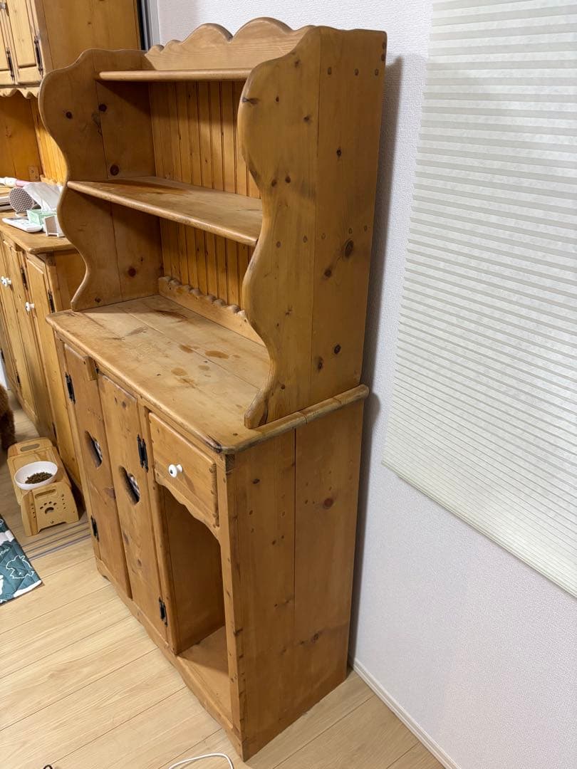 カントリー風木製シェルフ ハート型扉付き