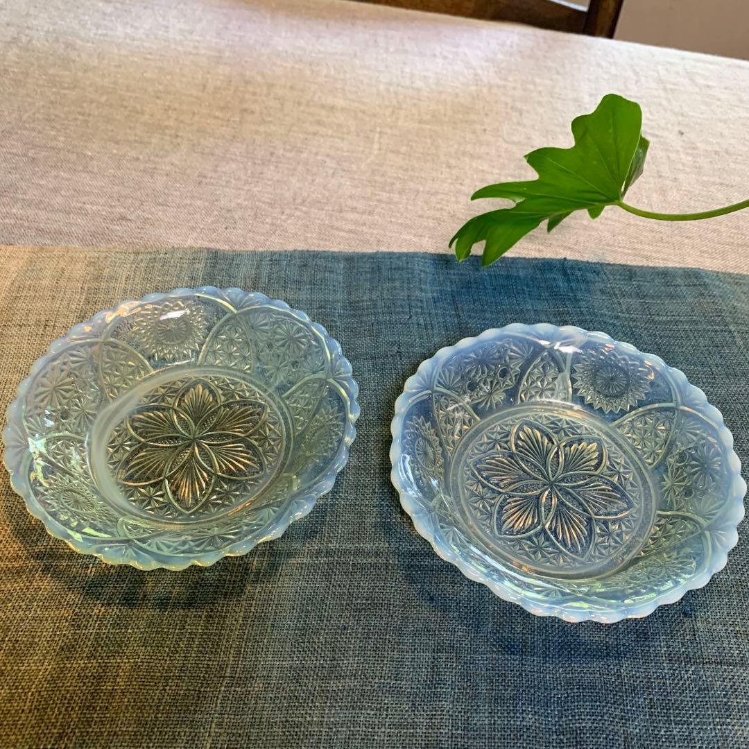 大正〜昭和初期　プレスガラス　乳白ぼかし　 和ガラス　コレクターもの。