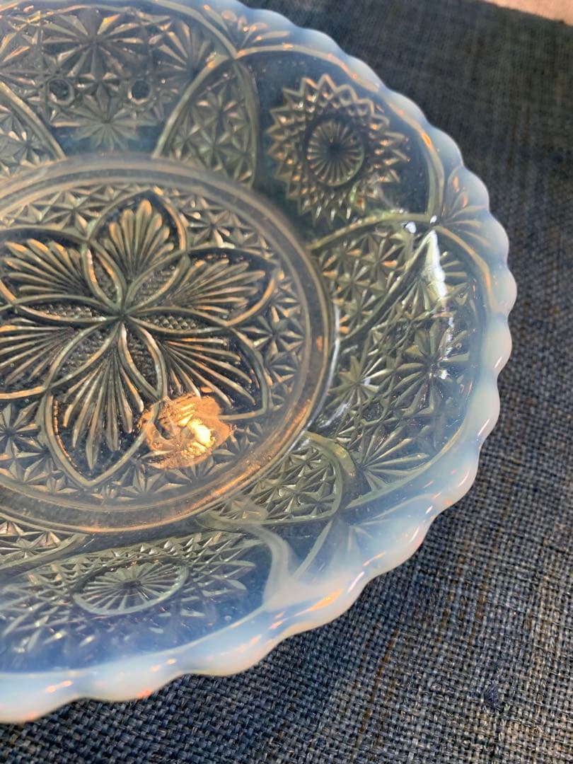 大正〜昭和初期　プレスガラス　乳白ぼかし　 和ガラス　コレクターもの。