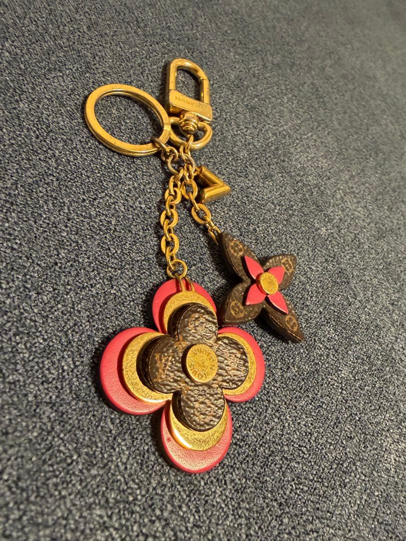 ルイ・ヴィトン フラワー型キーホルダー
