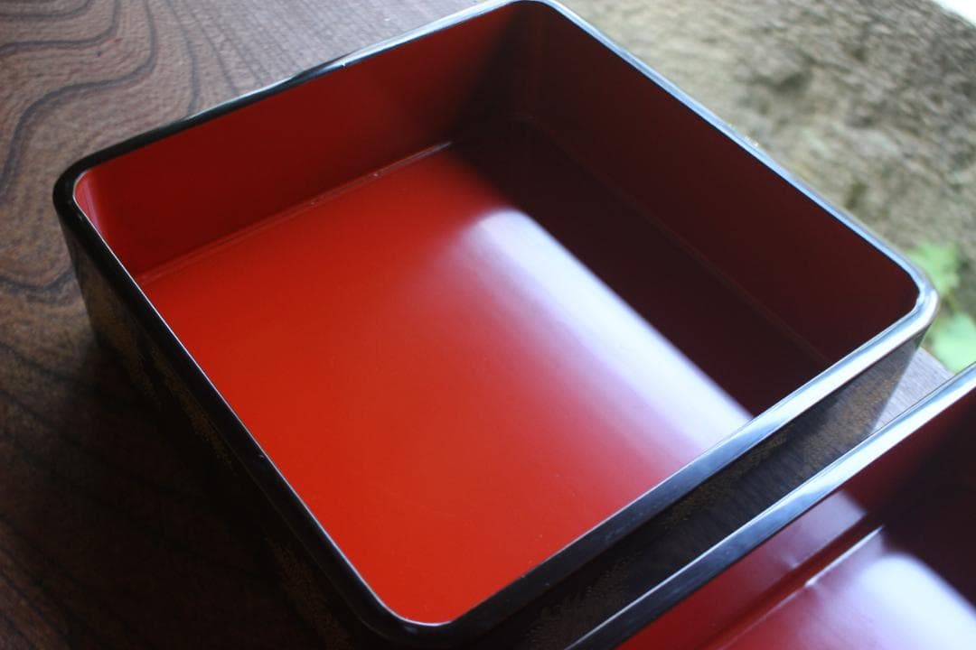 デッドストック！端正な内朱黒漆に優美なシノブ沈金の映える輪島塗二段重重箱お重