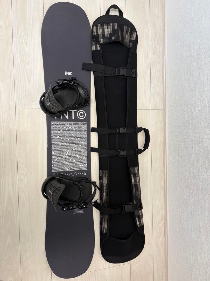 TNTC 143 スノーボード FLUXバインディングS、ケース付