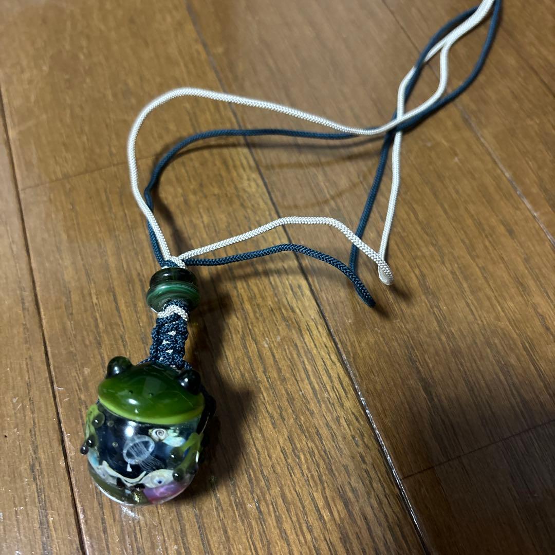 カエルのガラスペンダント