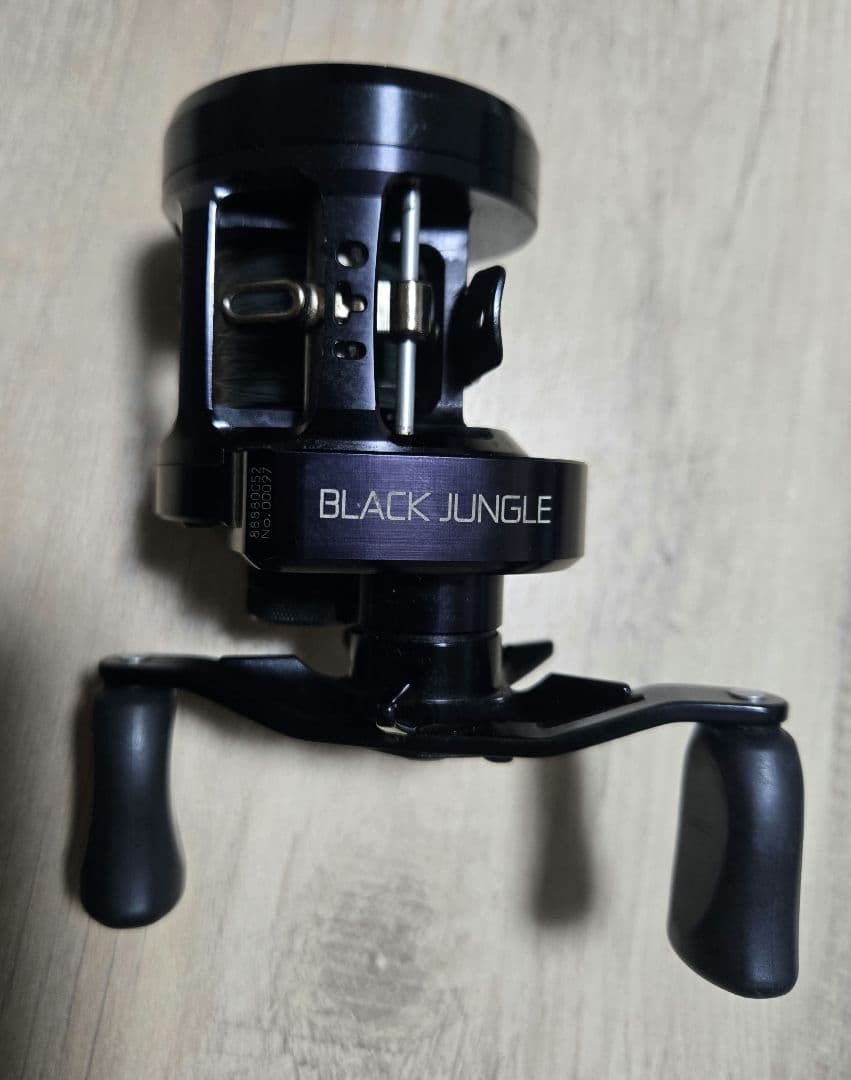 希少廃盤品　 Megabass BLACK JUNGLE リール 右ハンドル