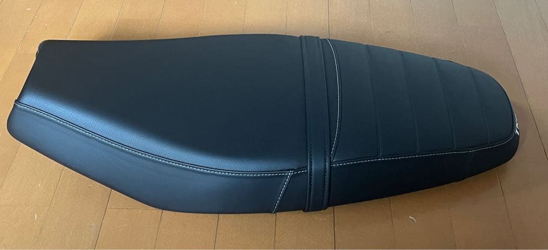 トライアンフ　スピードツイン900 2025年式　純正シート
