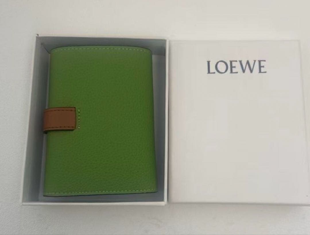 新品✨送料込み LOEWE ロエベ　鮮やかグリーン 本革 三つ折り財布